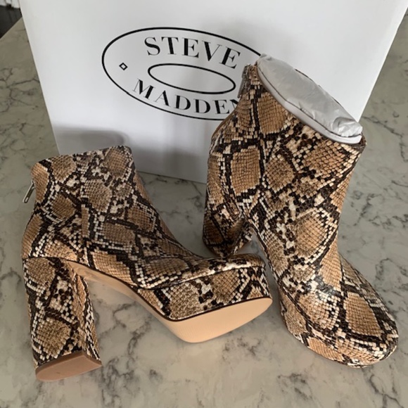 Steve Madden Shoes - Steve Madden NWT Women's 70s Vegan Leather Boots